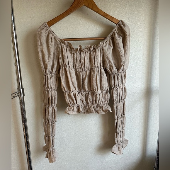 LINE AND DOT Cropped Top. Ruffles and Ruching with long sleeves. - Picture 3 of 11